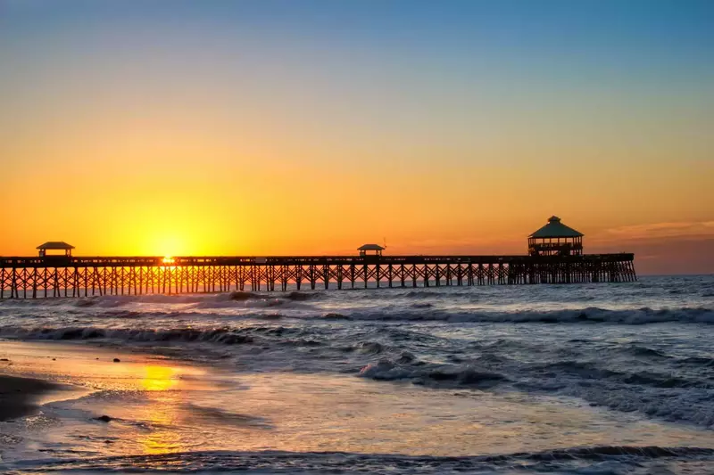 Fishing or strolling on the pier is fun, catch the sunrise every morning by staying at the beach!