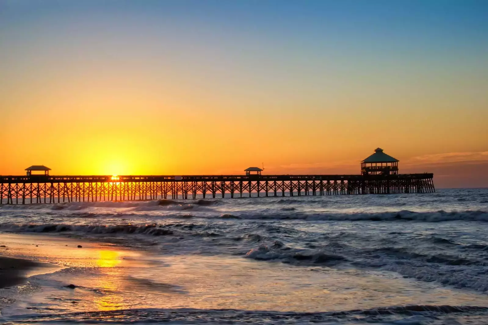 Fishing or strolling on the pier is fun, catch the sunrise every morning by staying at the beach!