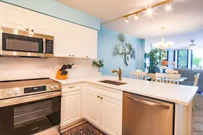 The open floor plan makes it very easy to interact with guests in the kitchen, dining area & living room.