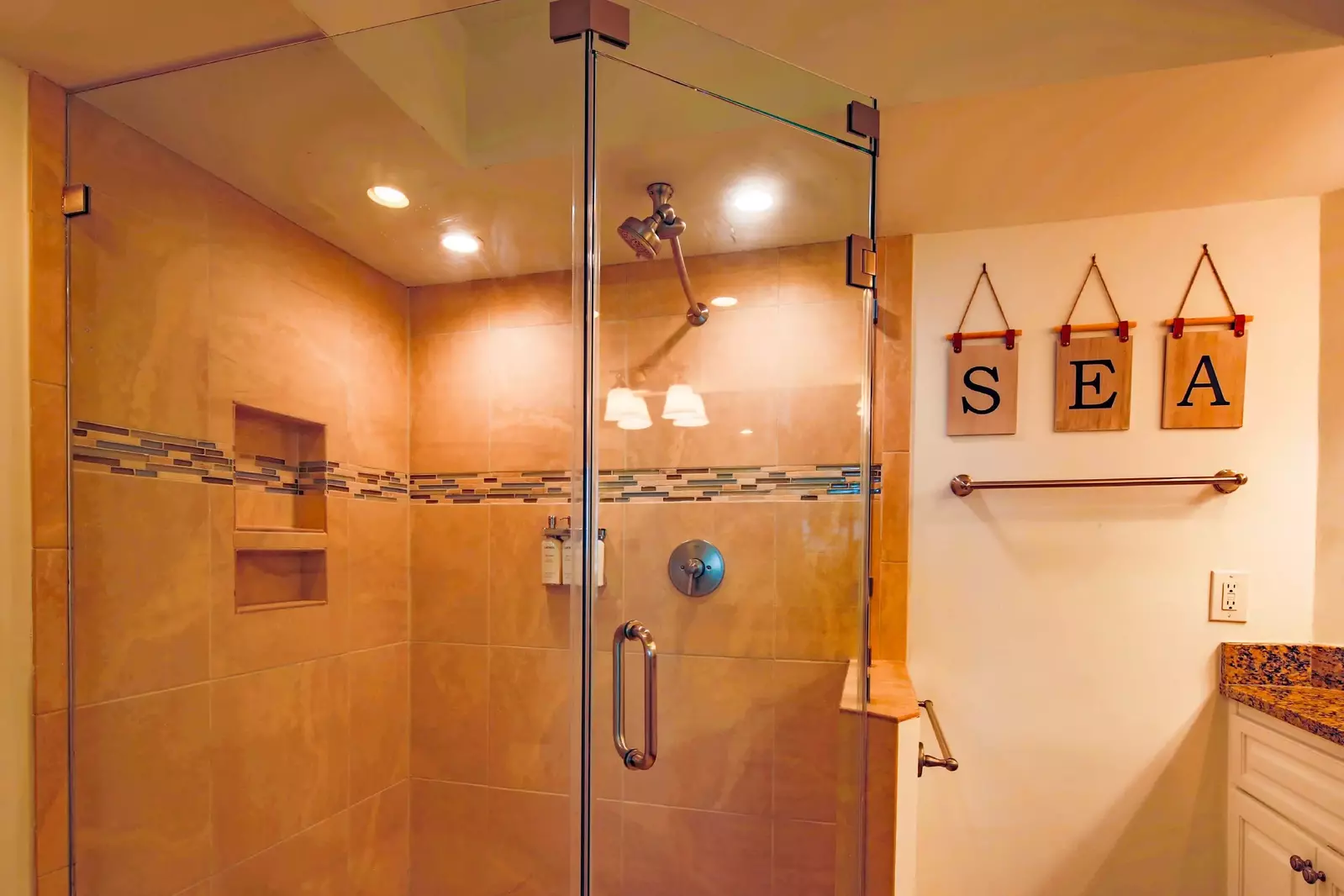 The en suite bathroom features a tiled, walk-in shower.