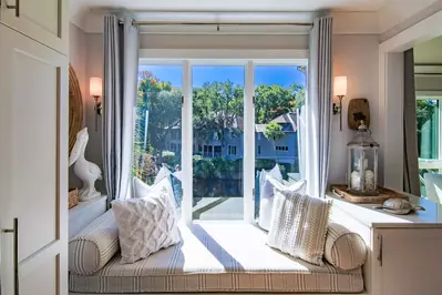 The White Pearl is a beautifully renovated, second floor Turtle Cove villa.