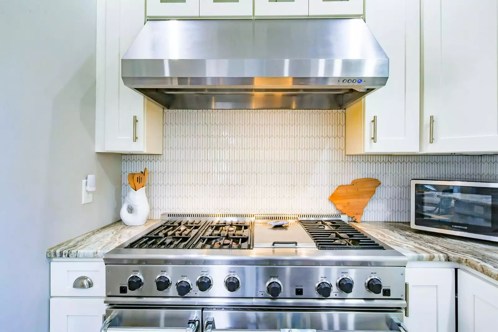 The gas range features 6 burners, a griddle and two ovens.