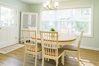 The Blue Oyster is a dog-friendly, lower level duplex unit.
