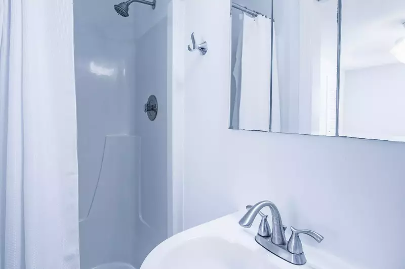 There is also a walk-in shower in the en suite bathroom.