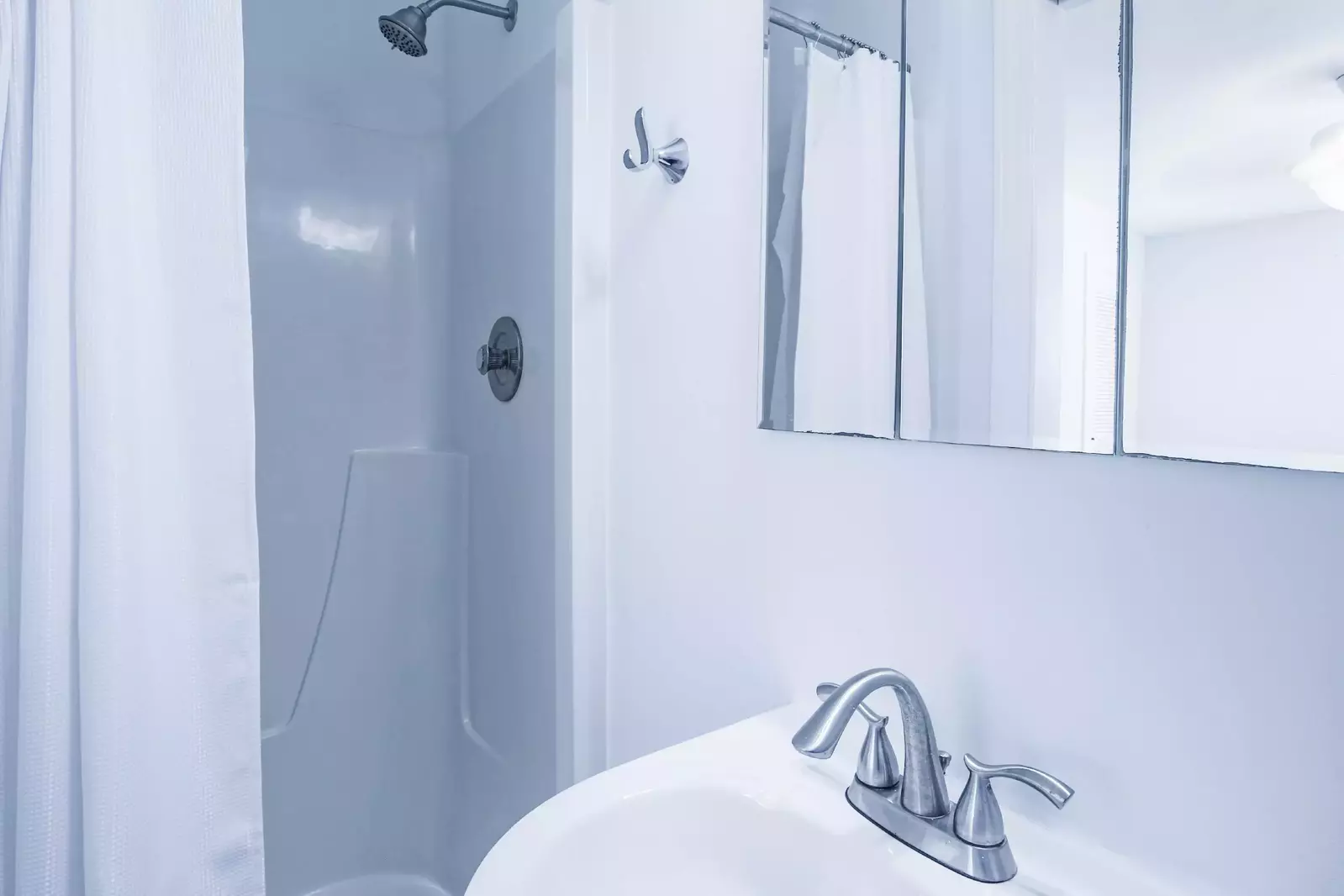 There is also a walk-in shower in the en suite bathroom.