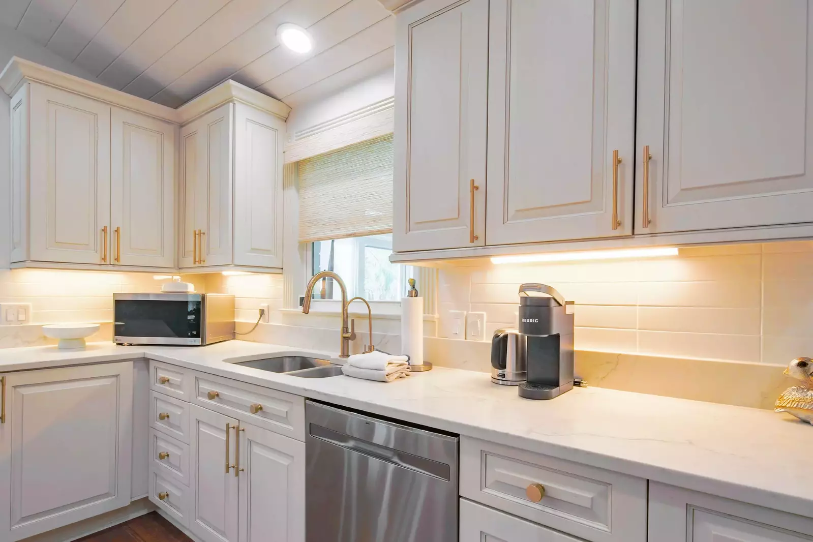 There's plenty of room within the spacious kitchen to prepare & enjoy your family's meals.