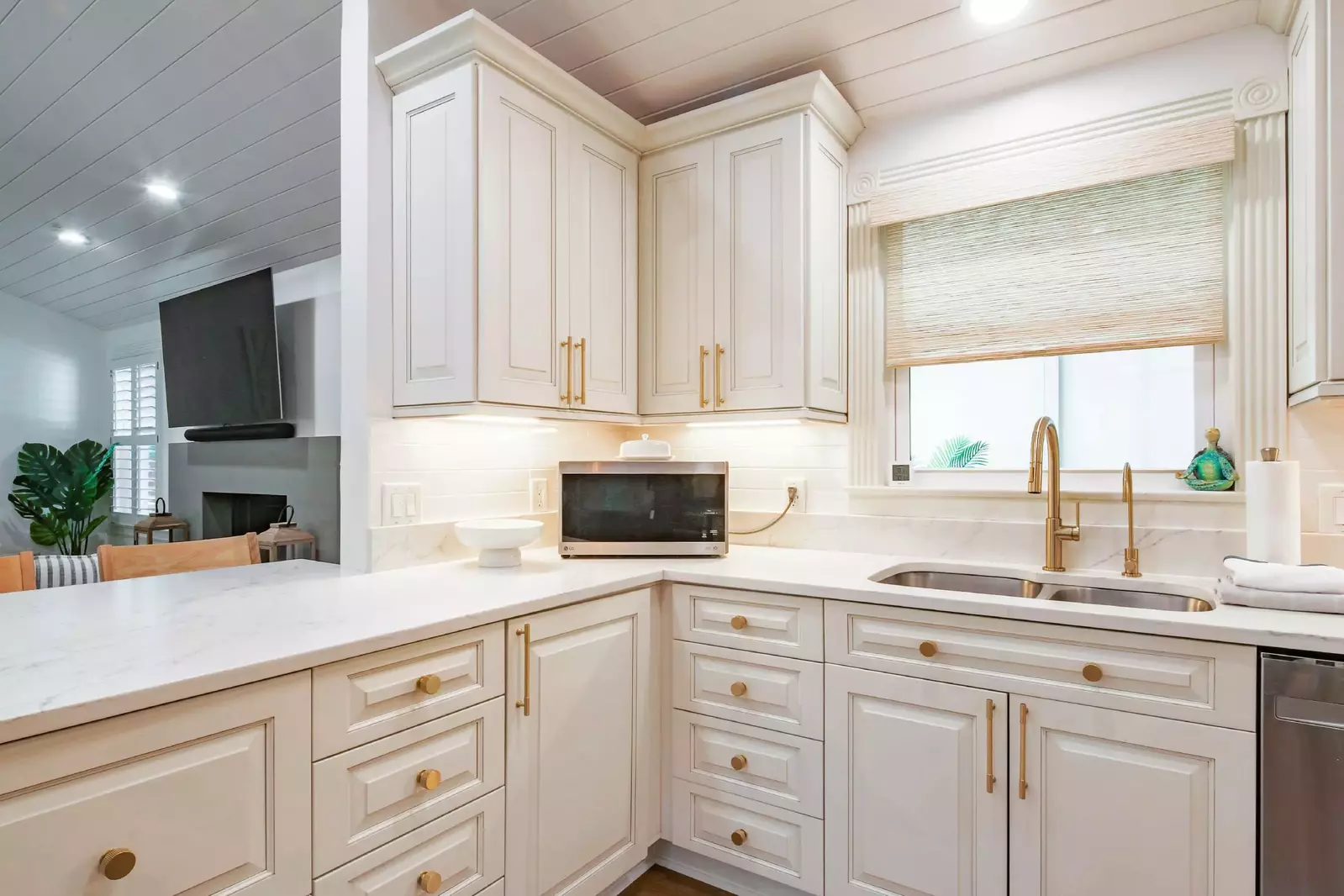 The open layout makes it easy to interact with your guests in the kitchen, living room and dining area.