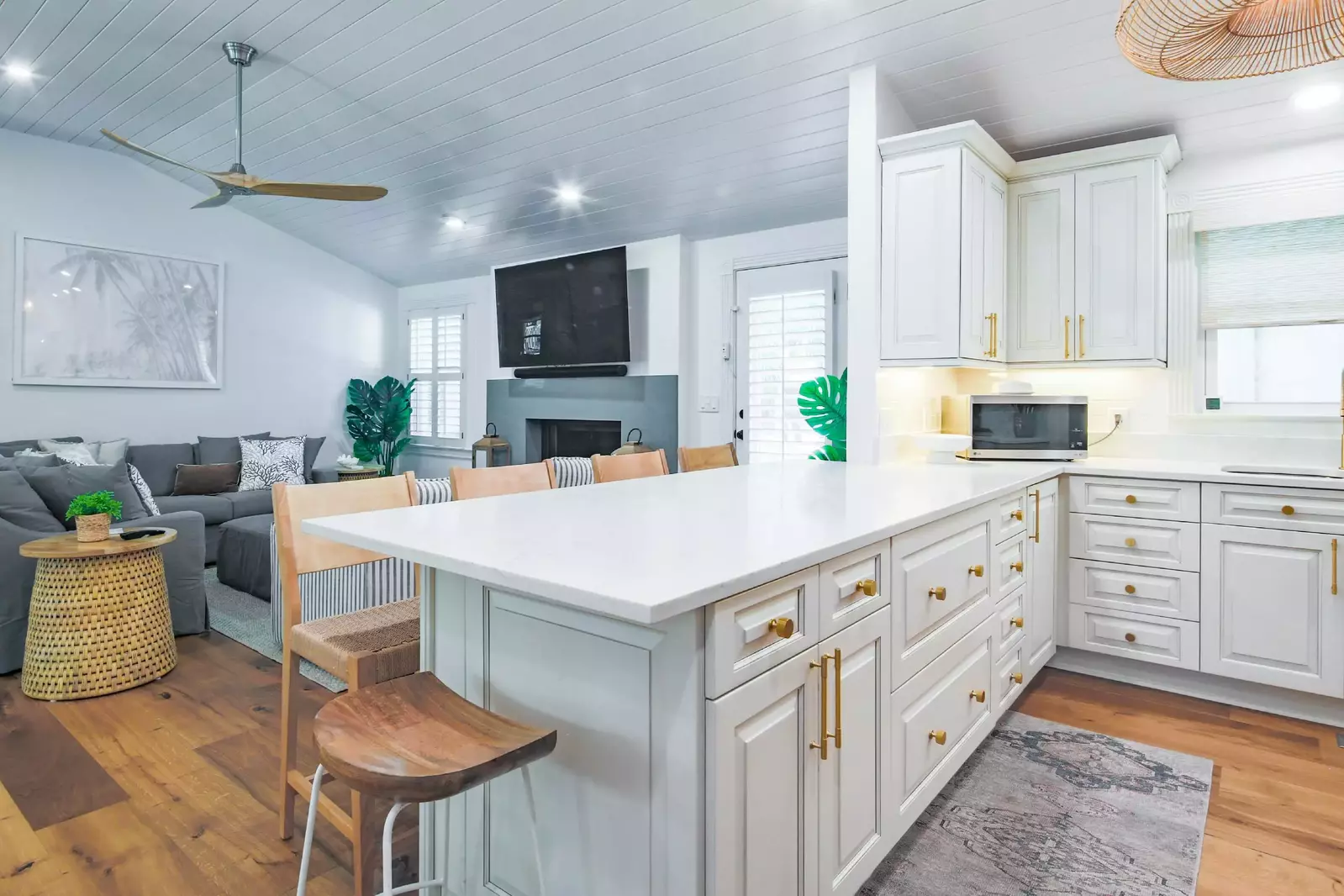 You may also access the back deck through the door in between the kitchen and living room.