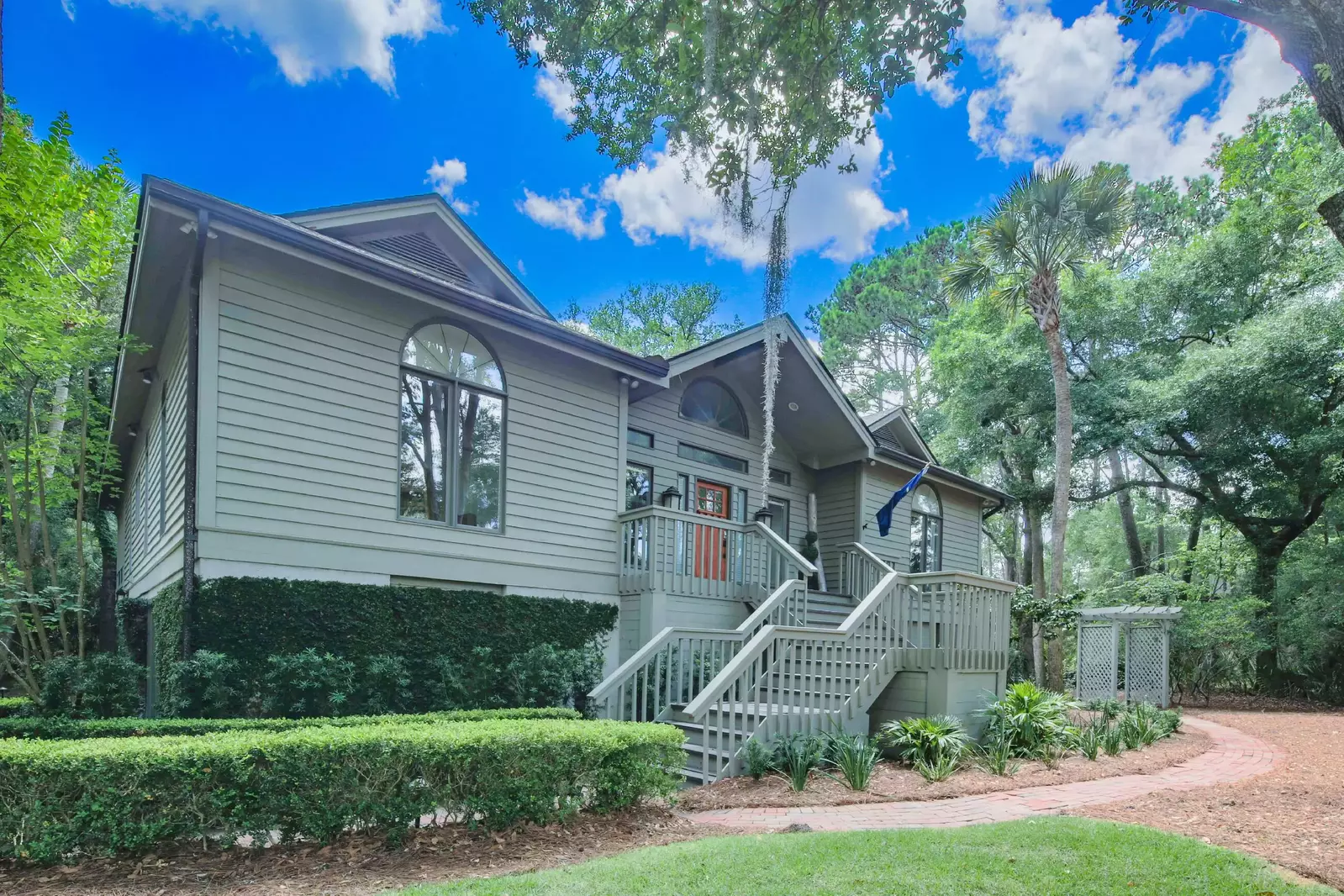 This elevated home provides its guests with easy access to Kiawah Island's bike trails, golf courses and 10 miles of award-winning beaches.