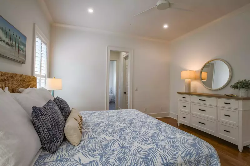 There is also a dresser, ceiling fan and en suite bathroom in this lovely room.