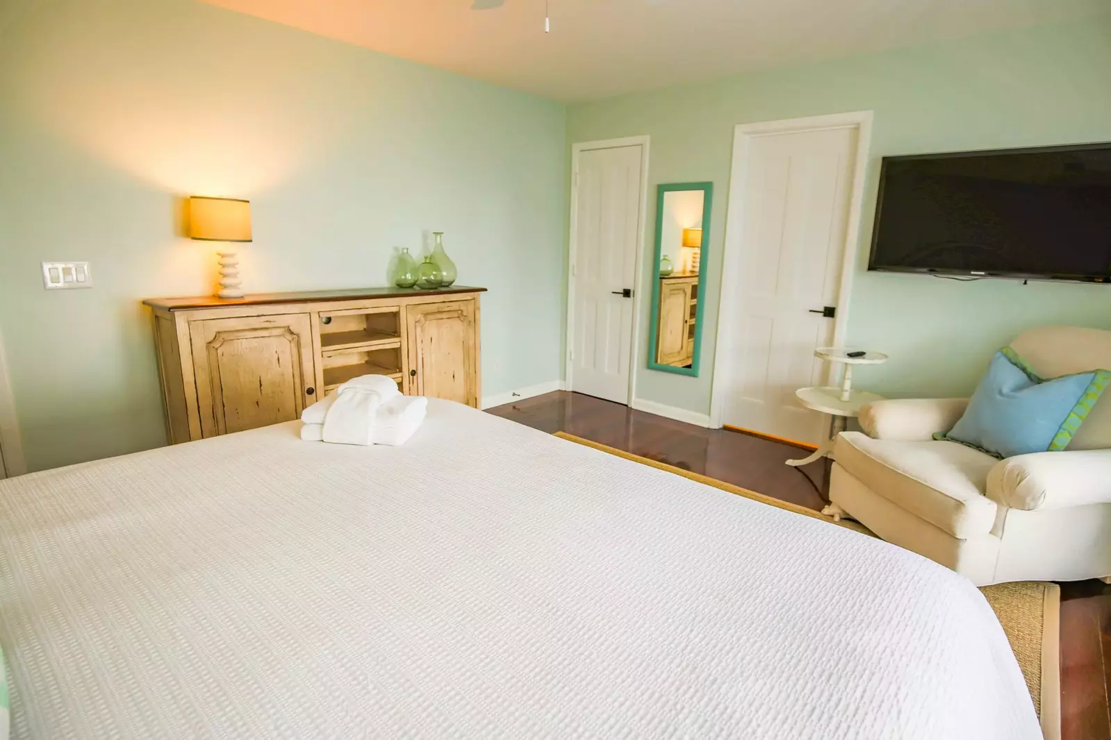 There is also a dresser and en suite bathroom in the master bedroom.