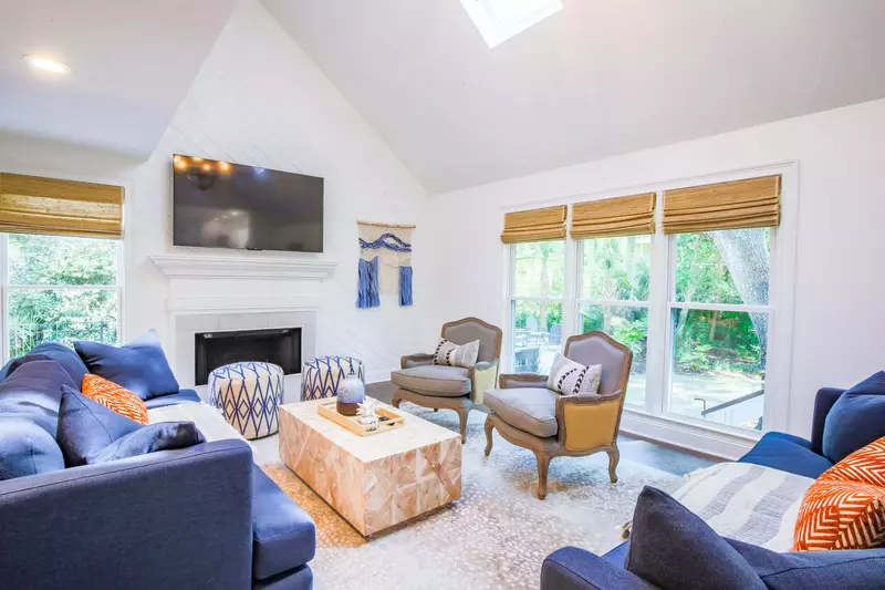 The Lazy Palm receives terrific natural light with its many windows.