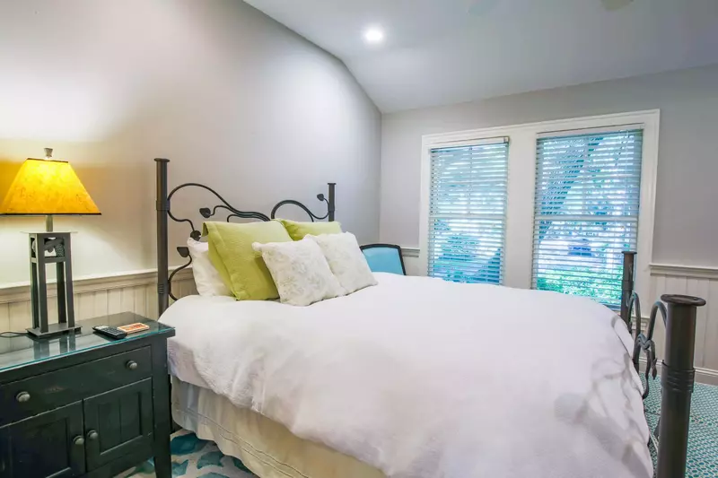 Palm Warbler features 5 bedrooms -- all of which are located on the same floor.
