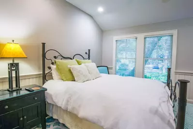 Palm Warbler features 5 bedrooms -- all of which are located on the same floor.