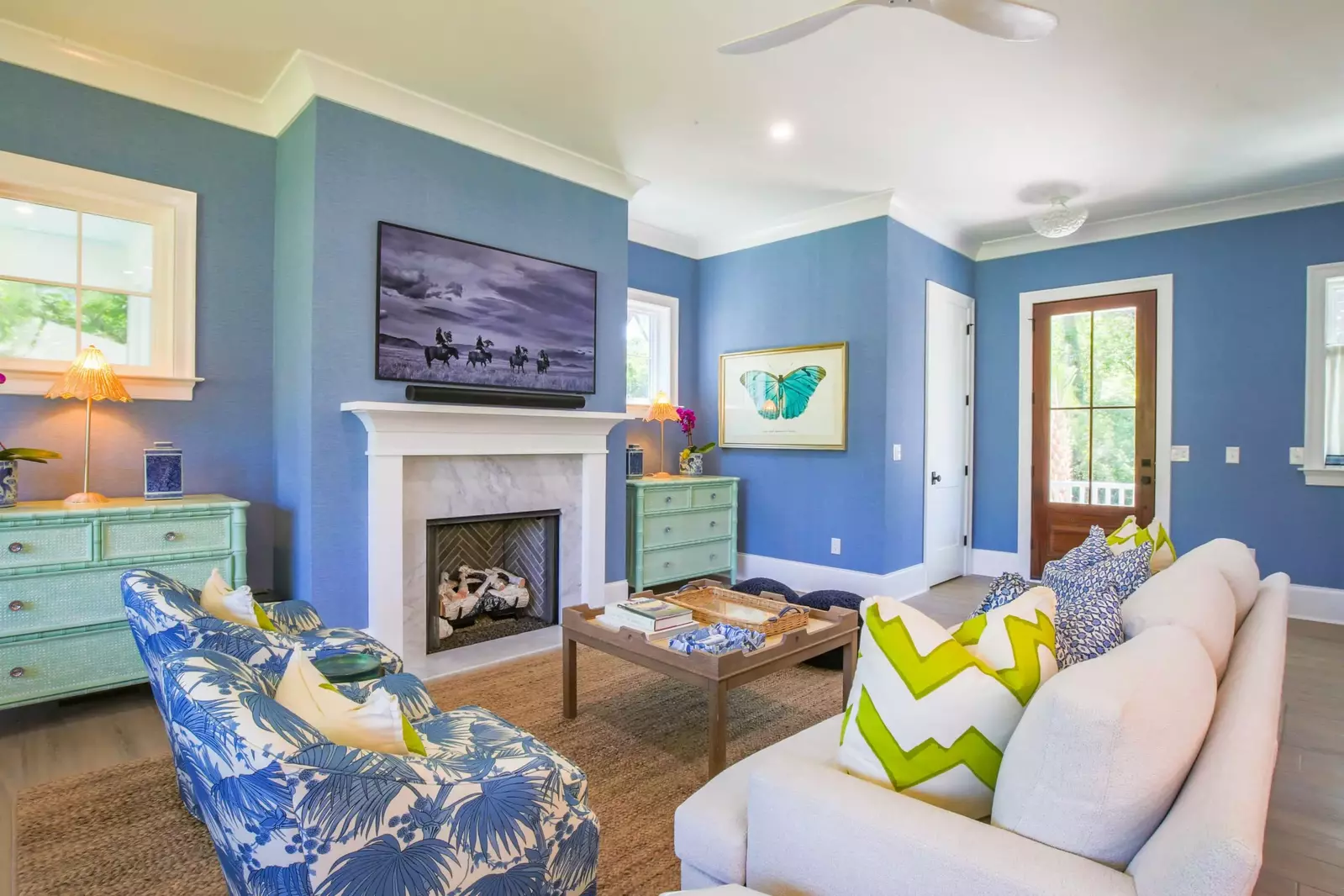 When you enter the front door, you'll find the living room with beautiful furnishings and a wall-mounted smart TV.