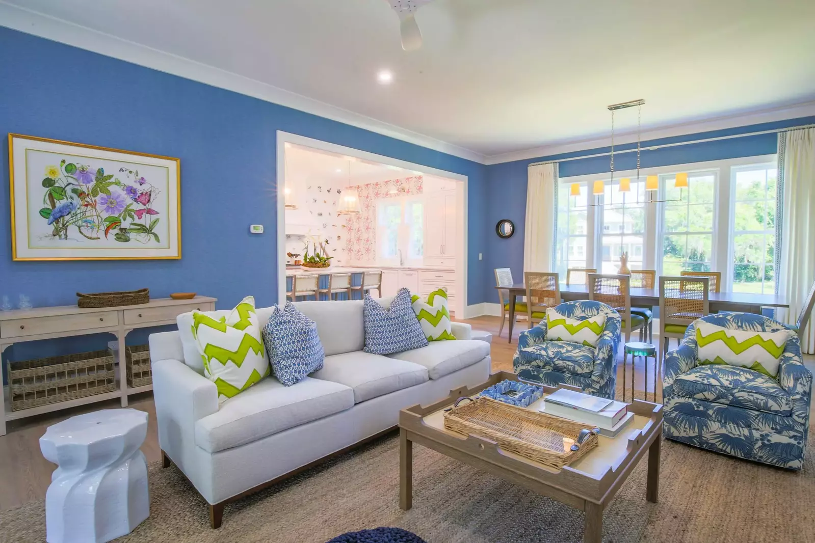 The open floor plan between the kitchen, dining area and living room makes it very easy to interact with your guests.