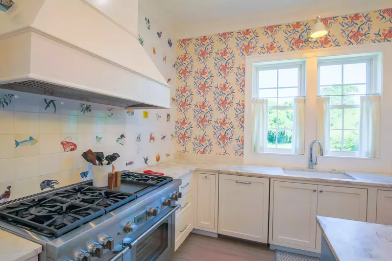 There's plenty of room in the kitchen for you to prepare & enjoy your family's meals.