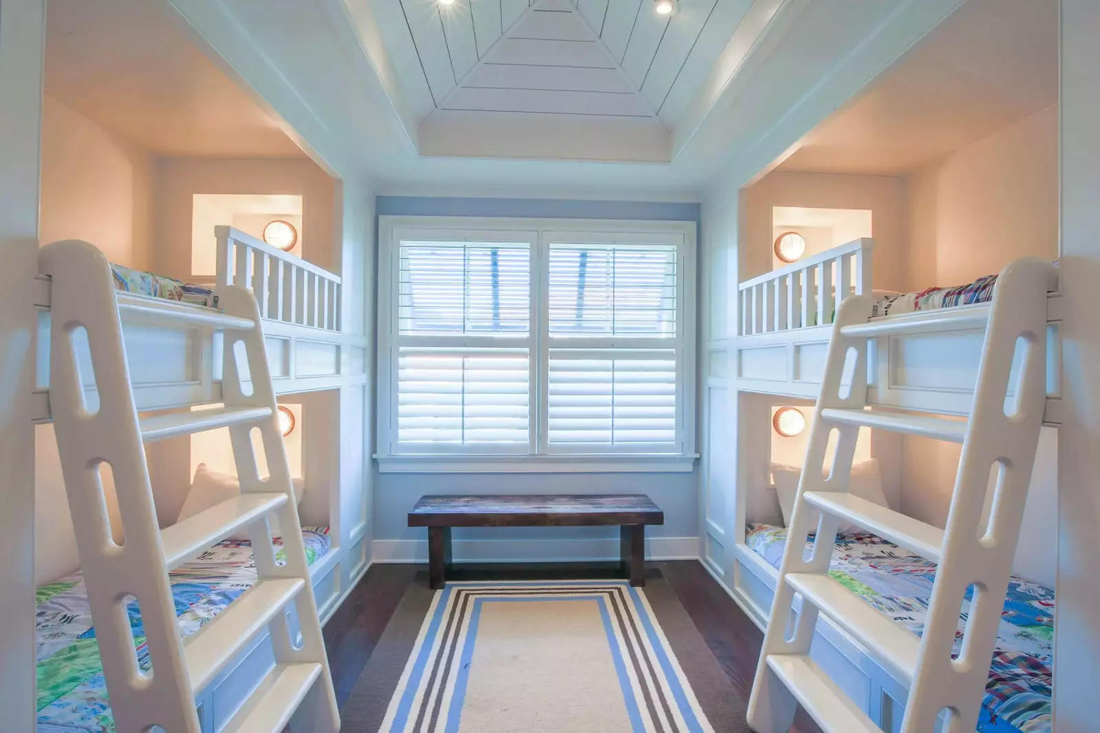 Your kids will swoon over this bedroom with built-in bunkbeds!