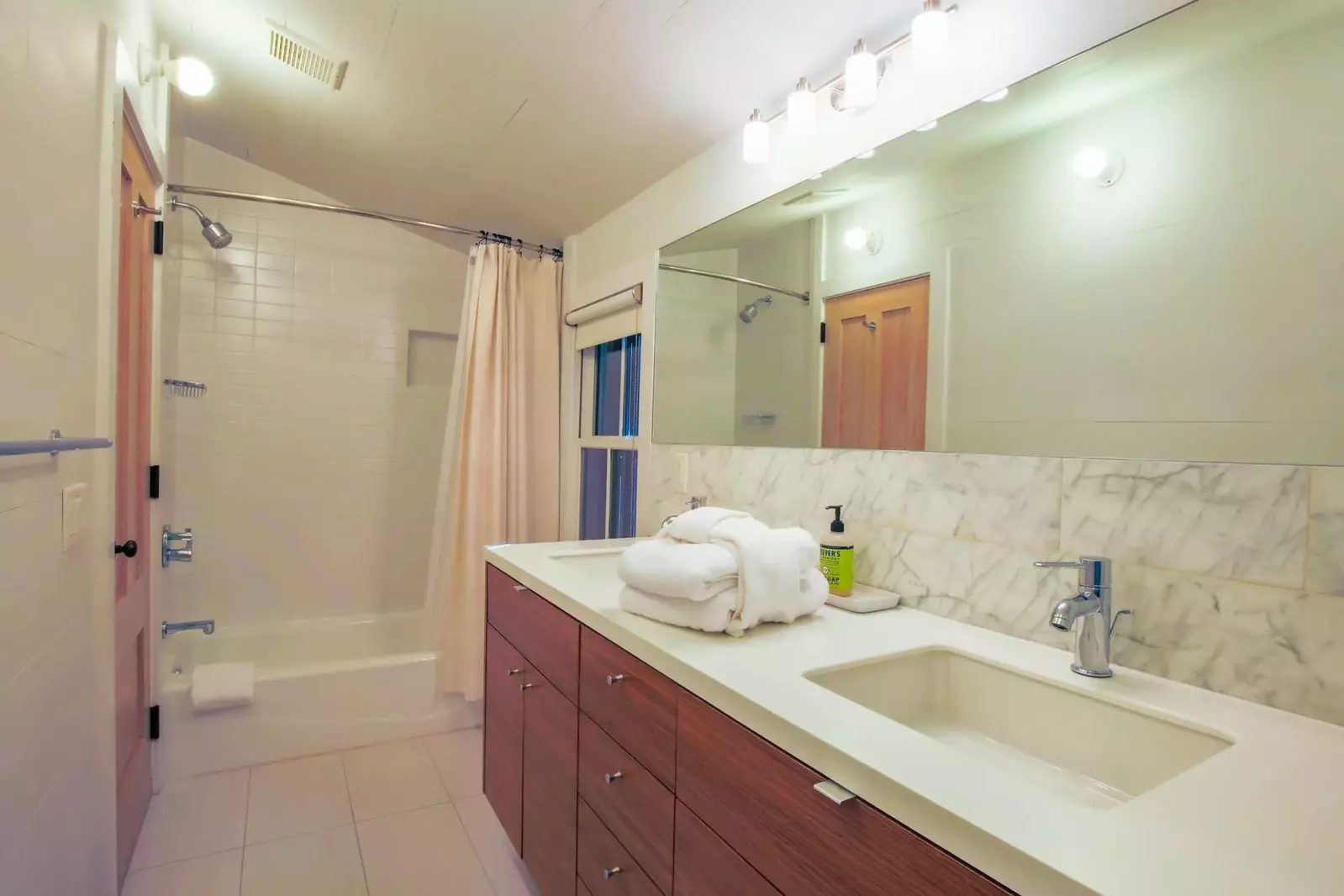 This bathroom also has a tiled shower/tub.