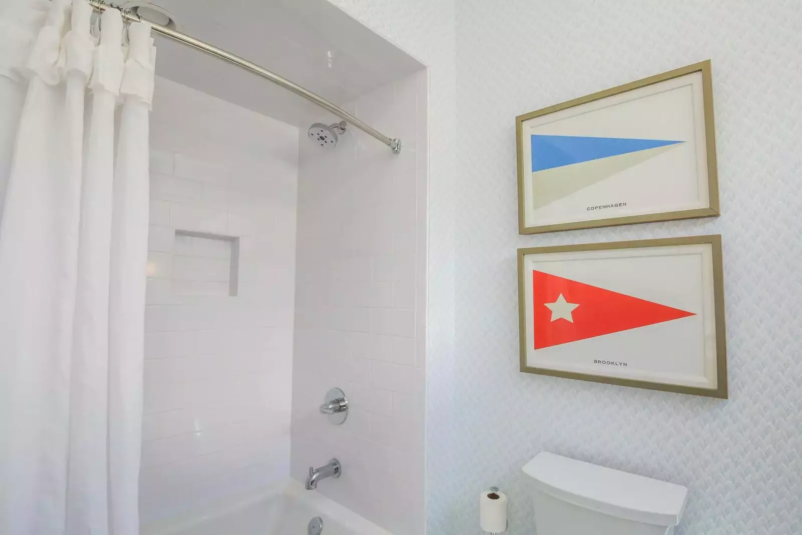 This en suite bathroom also has a tiled shower/tub combo.