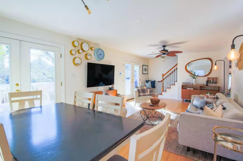 The open floor plan layout makes it very easy to interact with guests in the dining & living room areas.
