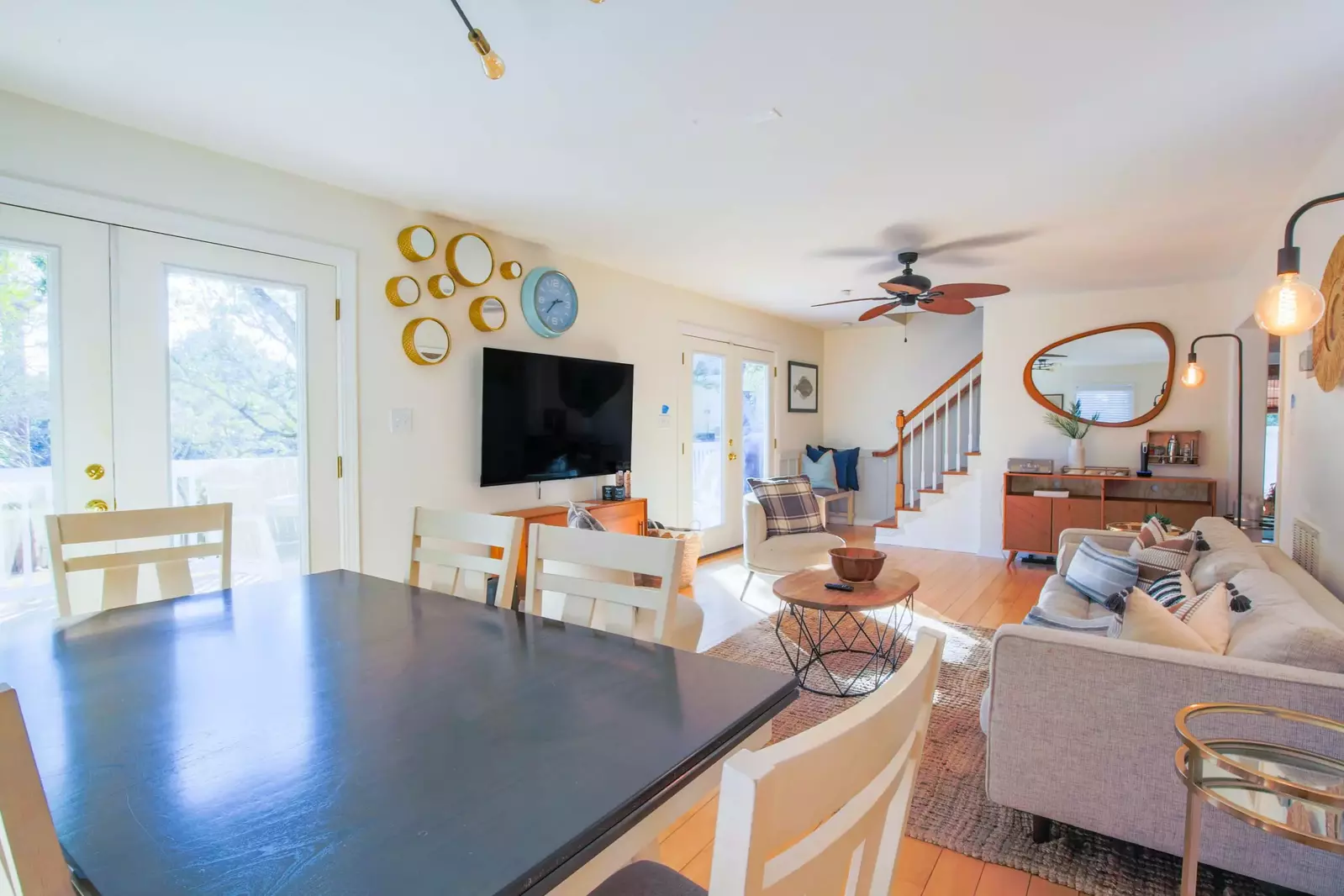 The open floor plan layout makes it very easy to interact with guests in the dining & living room areas.