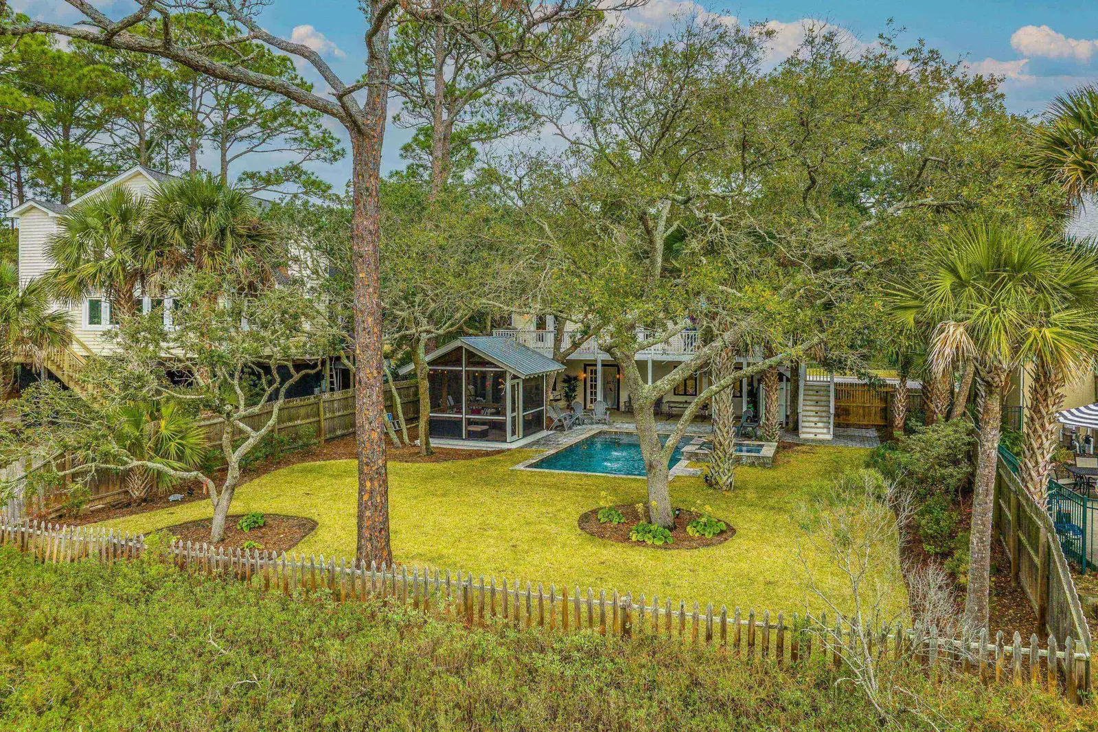 Heron Hideaway has a spacious backyard.