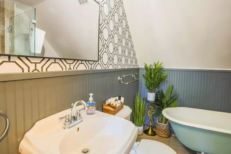 This second floor bathroom is located in the hallway between the two upstairs bedrooms.