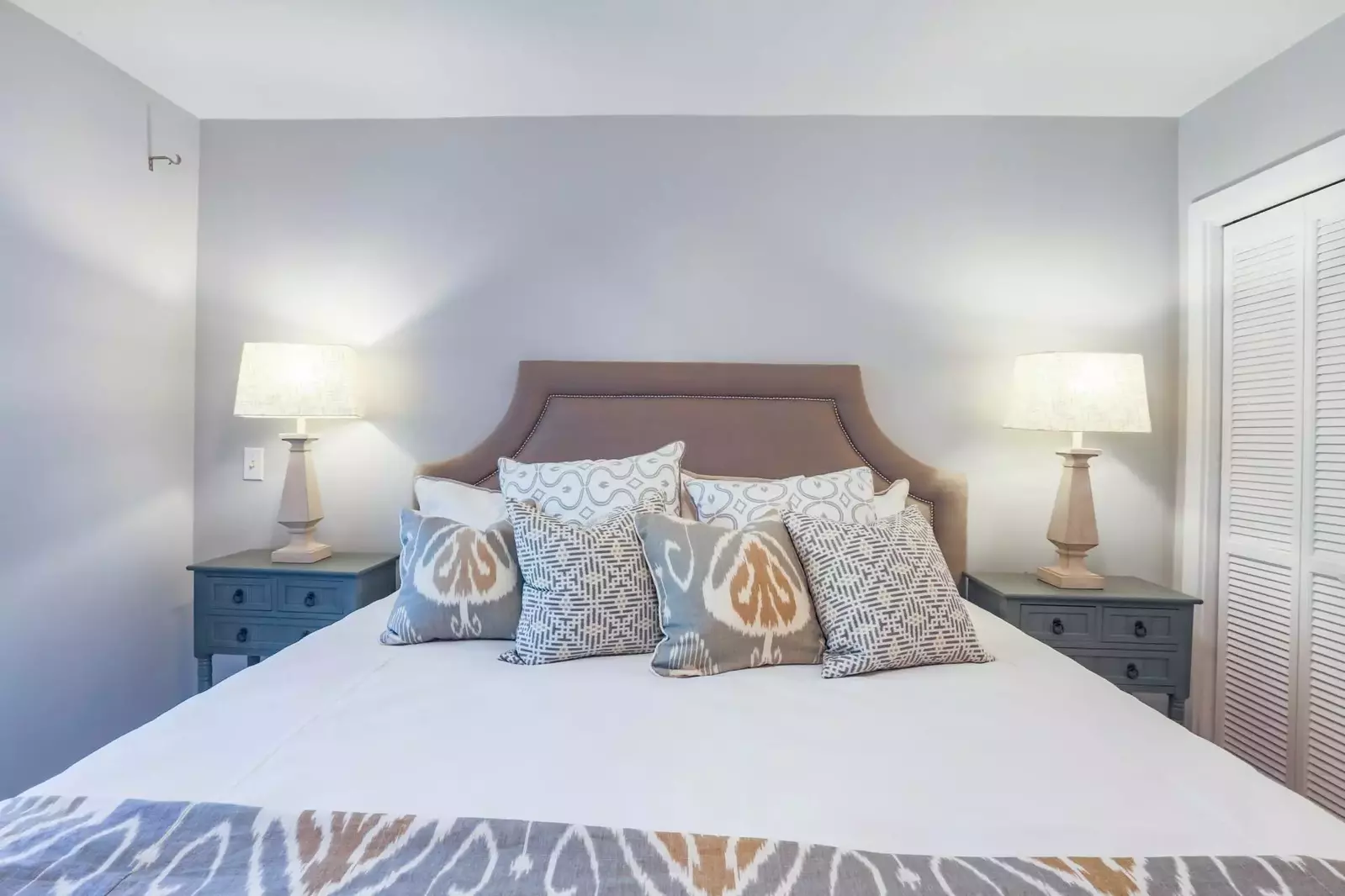The king bed is flanked by night stands with reading lamps.