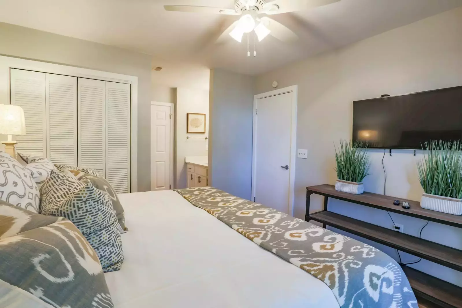 The master bedroom also features an en suite bathroom.