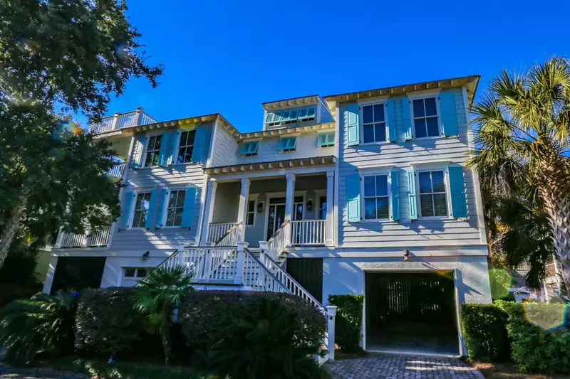 Deja Blue has the best of both worlds -- it is both a short walk to the beach and a serene & peaceful retreat.