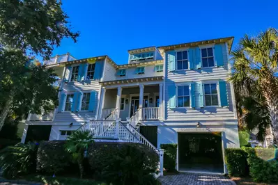 Deja Blue has the best of both worlds -- it is both a short walk to the beach and a serene & peaceful retreat.