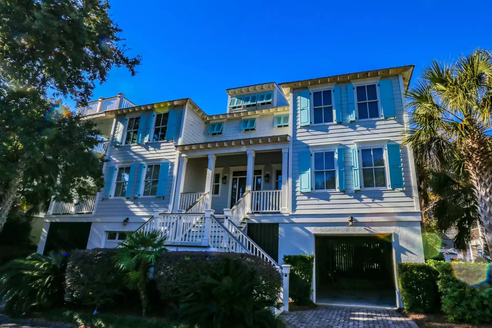 Deja Blue has the best of both worlds -- it is both a short walk to the beach and a serene & peaceful retreat.