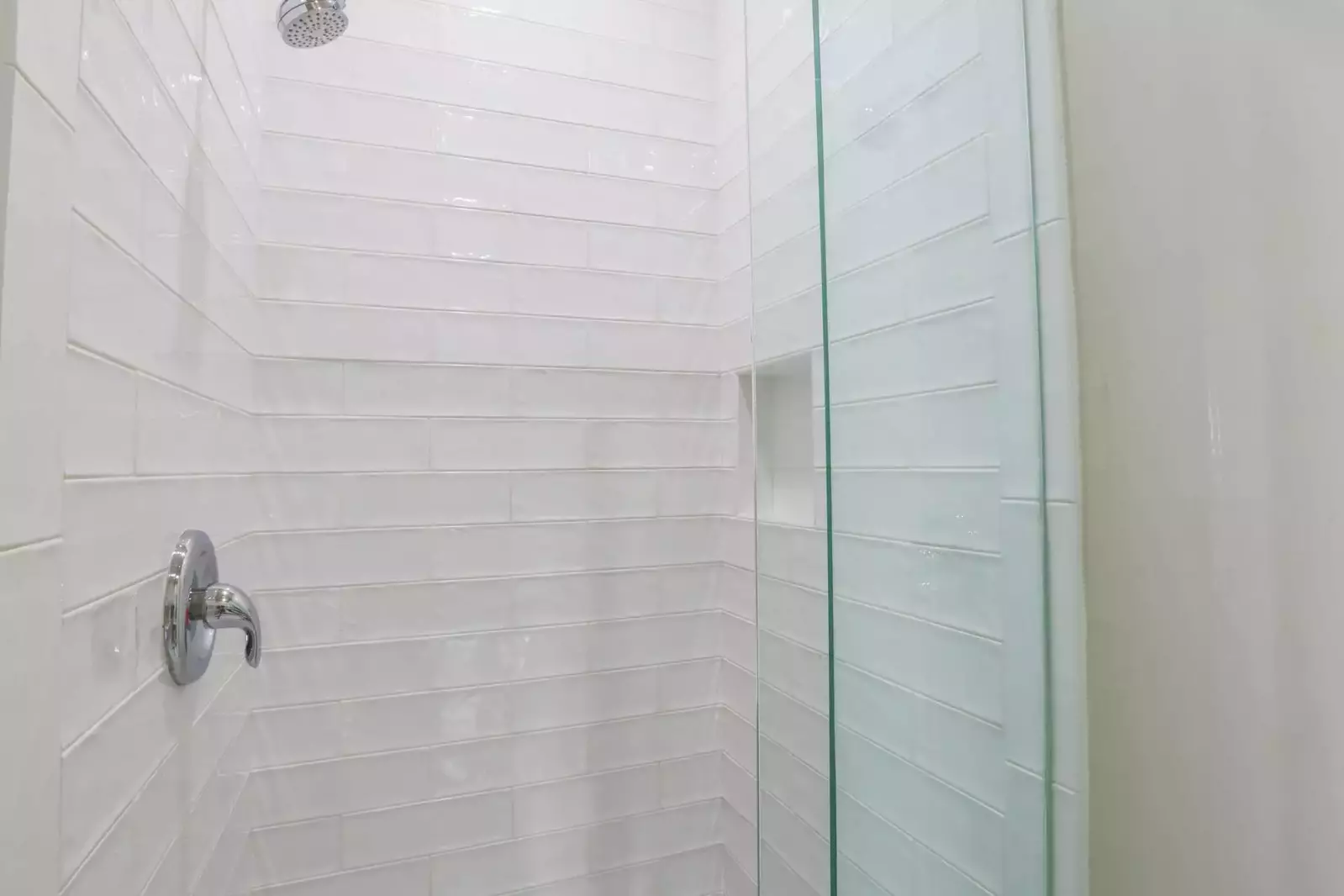 The en suite bathroom features a tiled, walk-in shower.