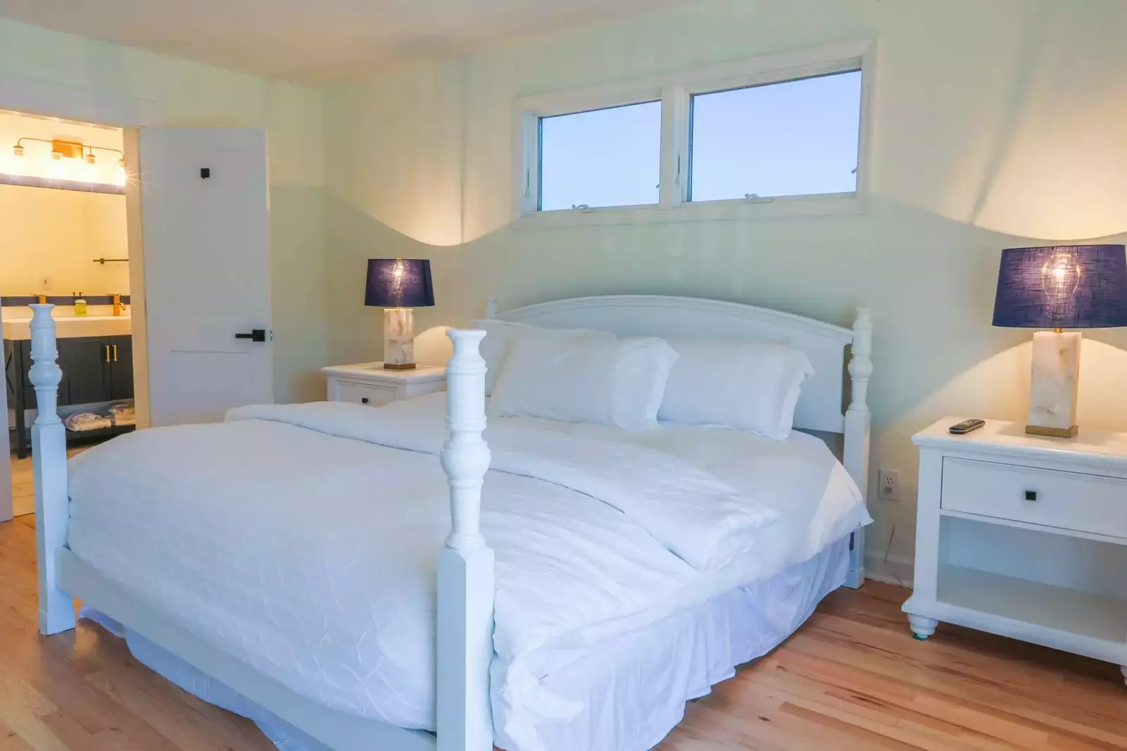 The master bedroom has an en suite bathroom.