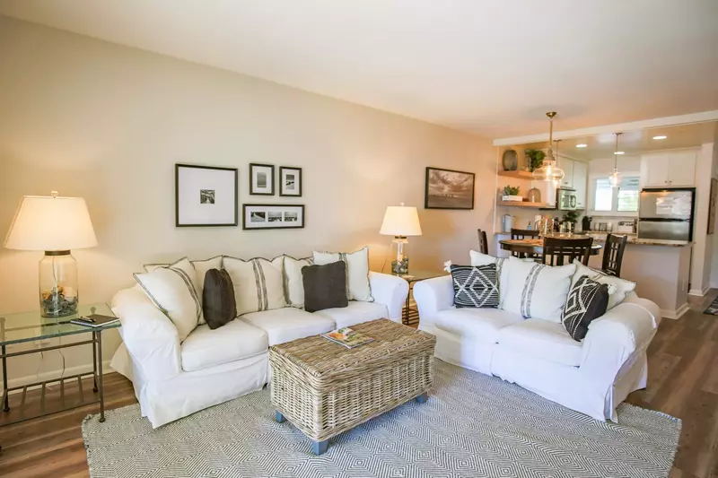 Walking on Sunshine is a beautifully furnished condo within the Mariners Walk community.