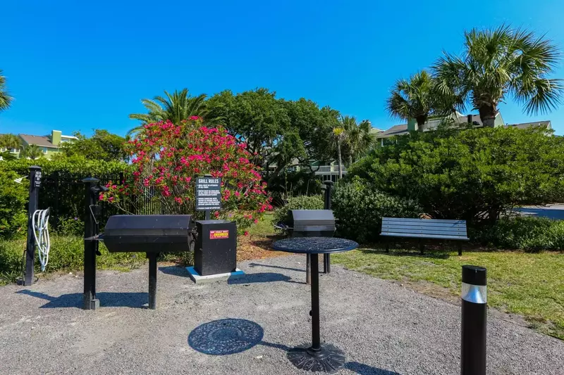 Guests of Walking on Sunshine are also welcome to use the Mariners Walk community grilling area.