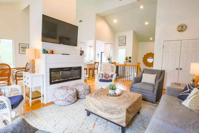 The open floor plan layout makes it very easy to interact with guests in the kitchen, dining & living room areas.