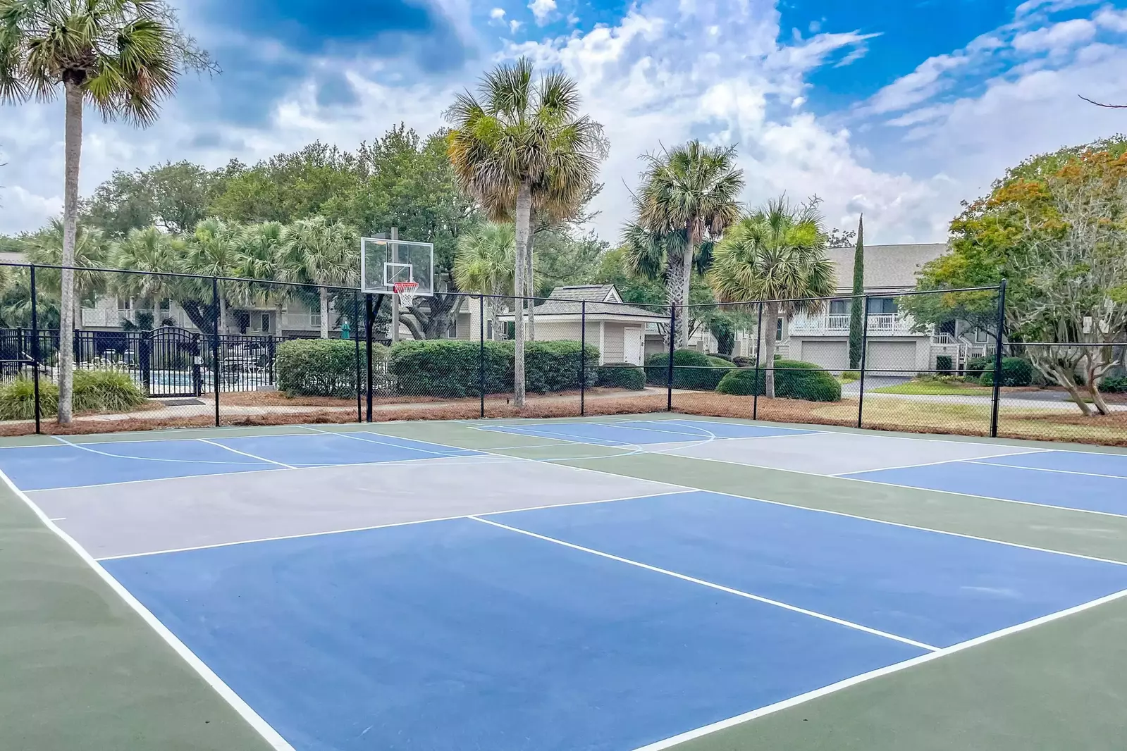 Endless Summer guests may also utilize the Fairway Dunes community basketball court.