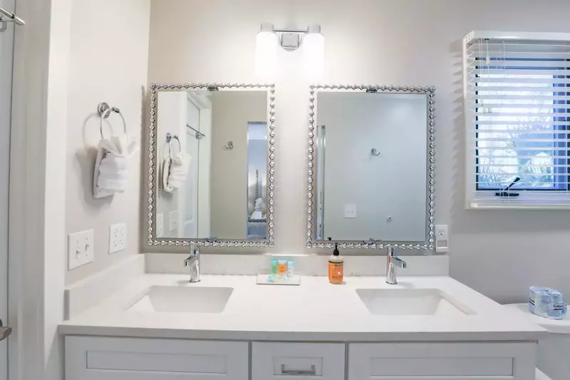 We will provide clean bath towels and a starter set of soaps & shampoos for your stay.