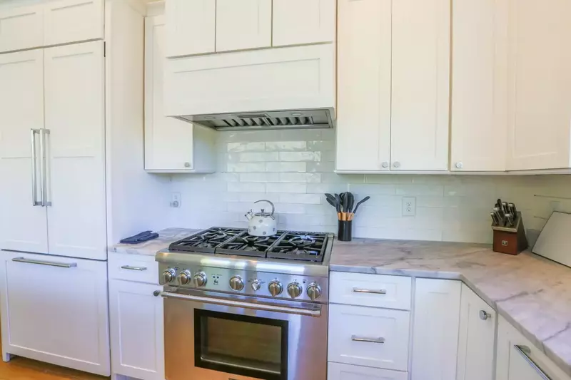 There is also a white tiled backsplash.