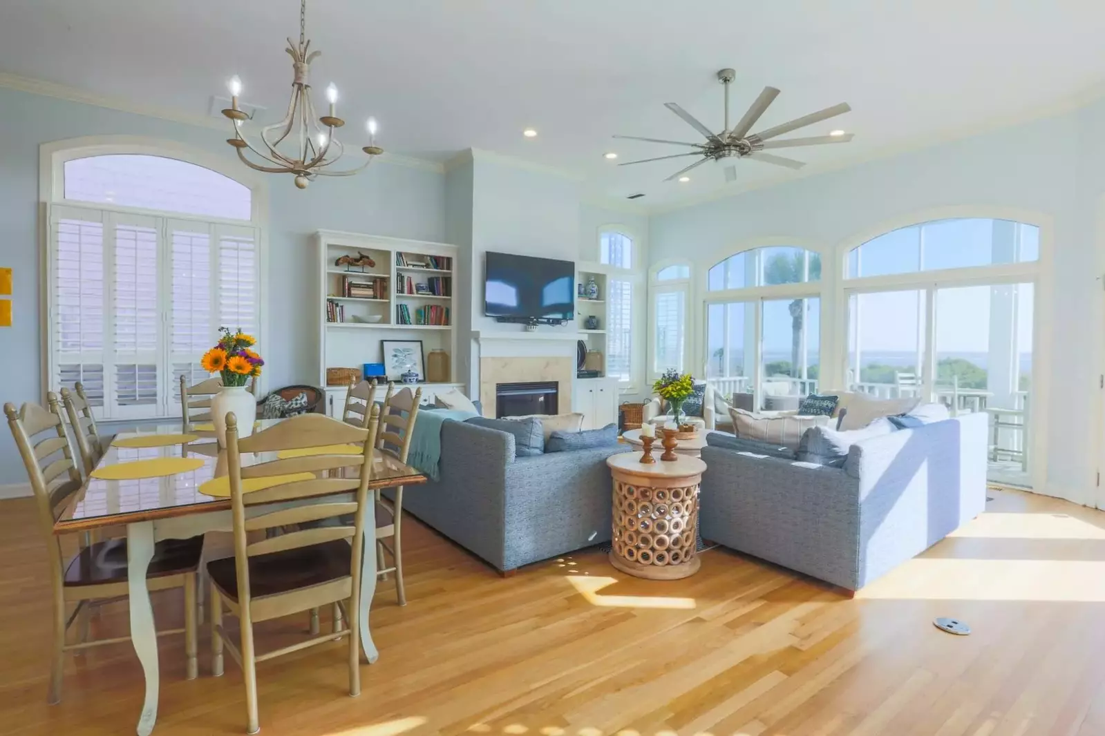 The open floor plan layout makes it very easy to interact with guests in the kitchen, dining area & living room areas.