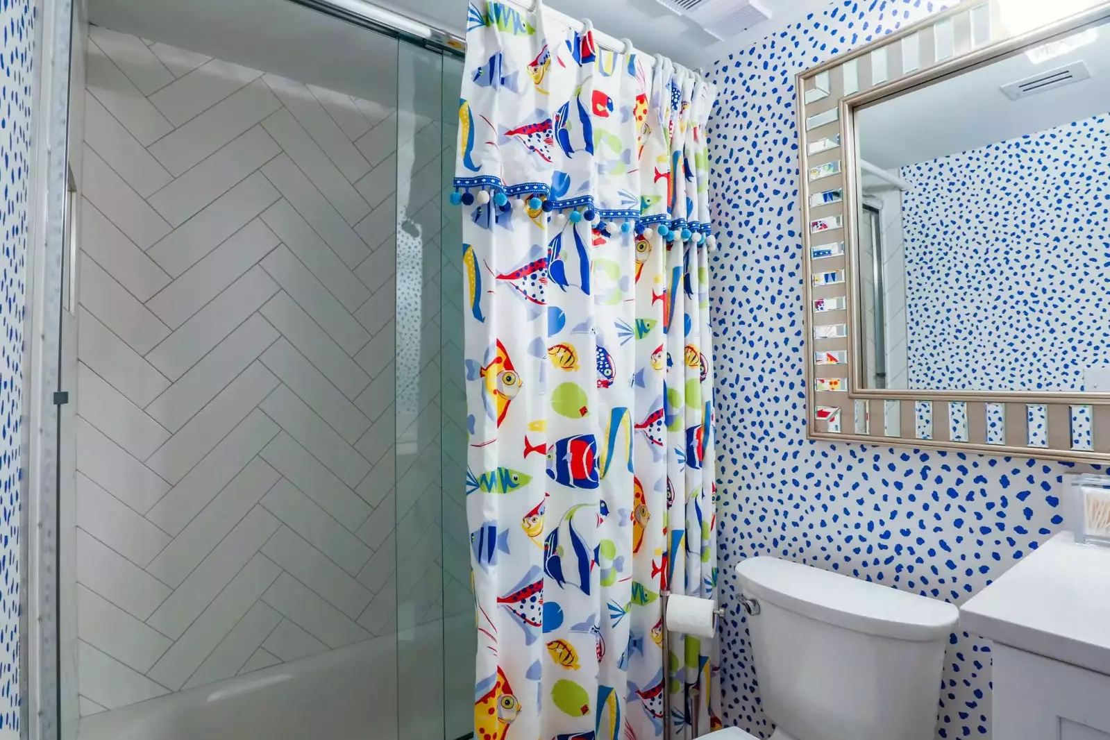 This en suite bathroom features a tiled shower/tub combo.