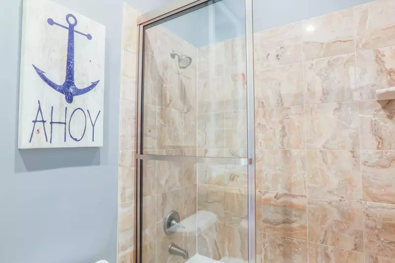 This en suite bathroom has a tiled shower/tub combo.