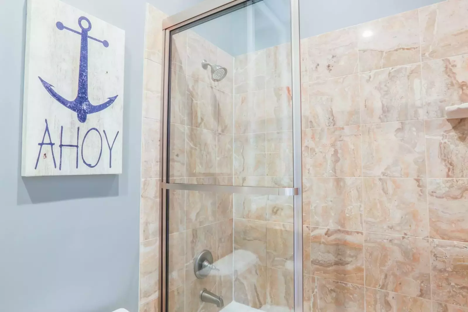 This en suite bathroom has a tiled shower/tub combo.