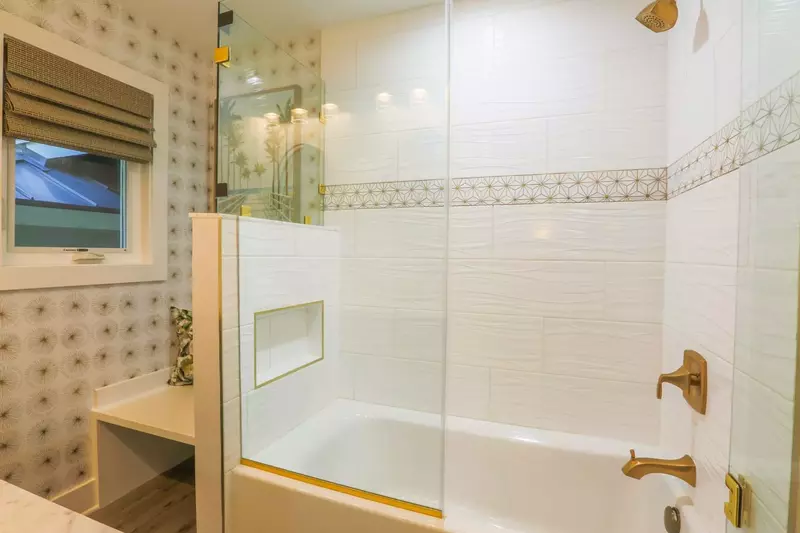 The en suite bathroom also has a tiled shower/tub combo.