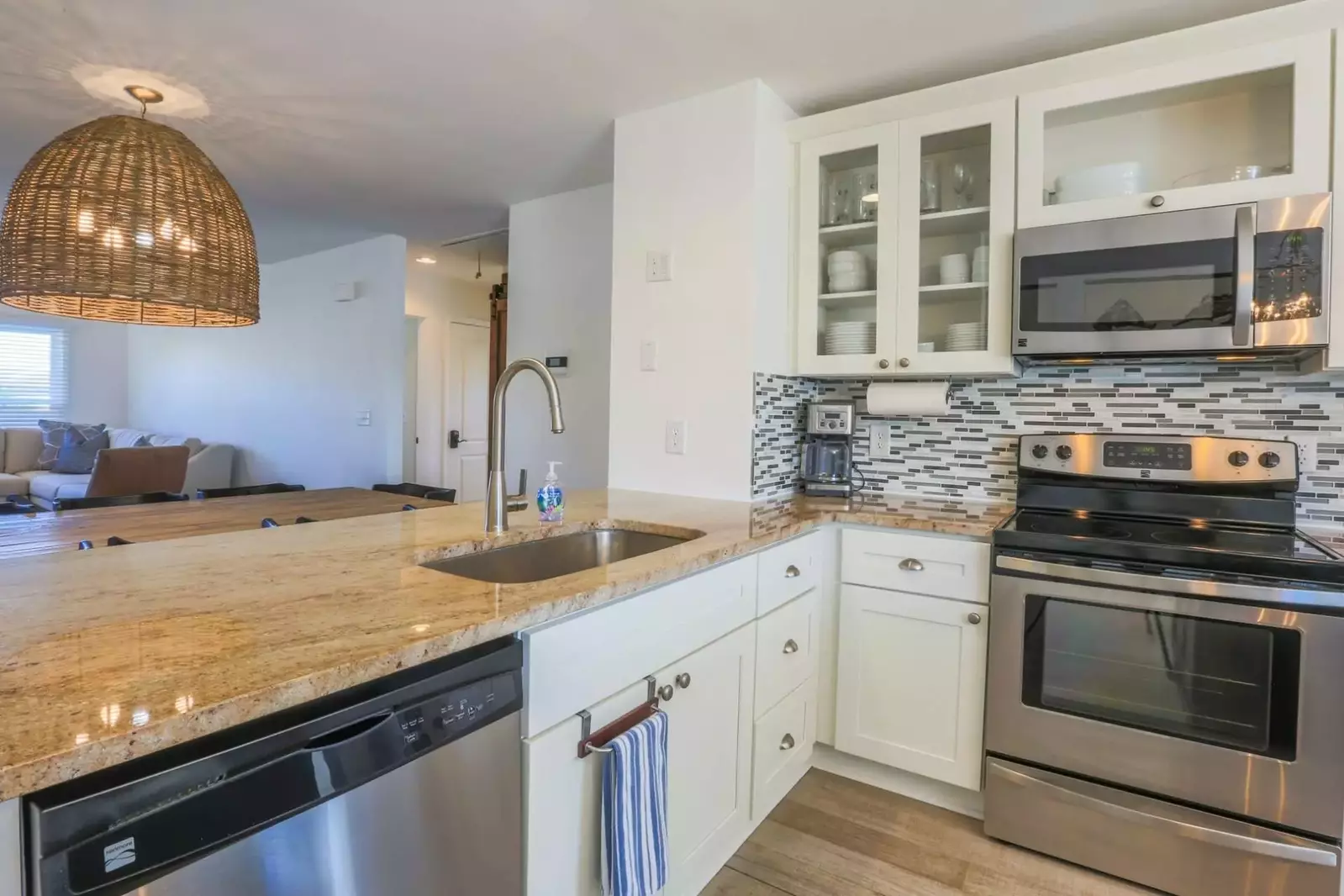 There's lots of room in the kitchen for you and your guests to prepare & enjoy your meals.