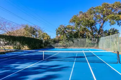 Guests of Beachside Cottage are welcome to use the community pickleball court.
