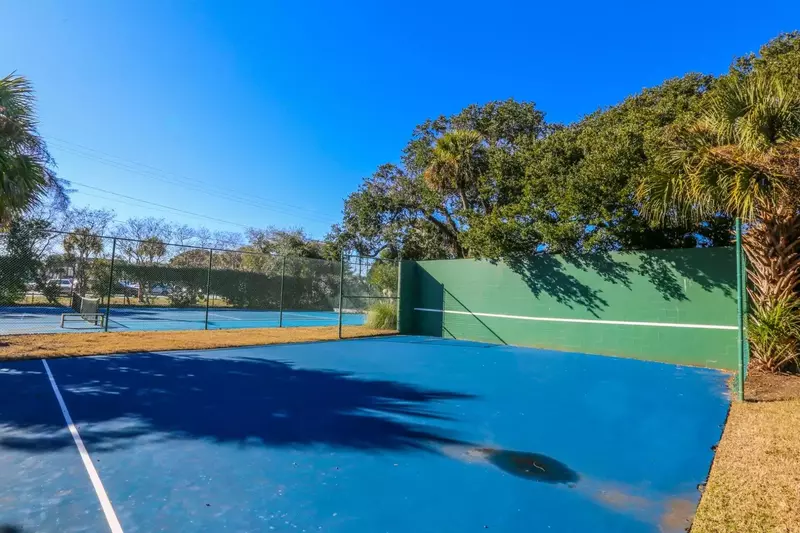Guests of Beachside Cottage are also welcome to practice their game on the communiy tennis backboard.