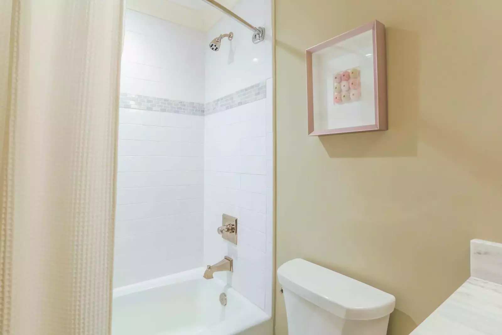 This bathroom also features a tiled shower/tub combo.
